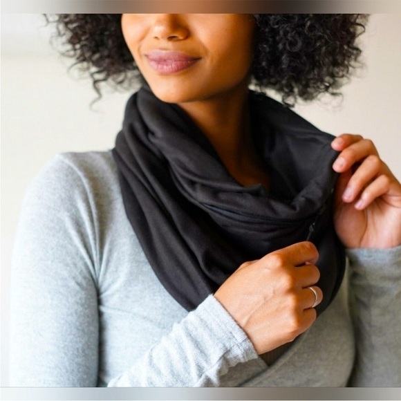 BEYOND YOGA NWT Black Pocket Infinity Soft Scarf - Picture 1 of 8